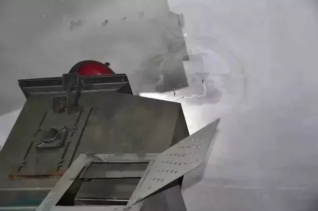 惊！天花板上掉下几滴水！下面2人重伤，咋回事？