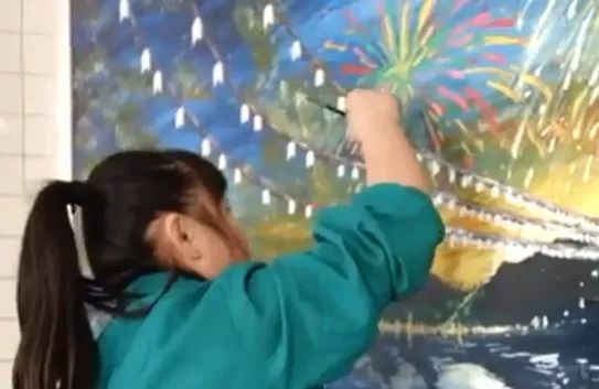 又一“扫地僧”火了！保洁阿姨的3D黑板报惊艳全网……