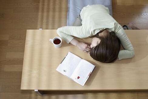 打个喷嚏闪了腰要去医院吗,一个喷嚏闪了腰