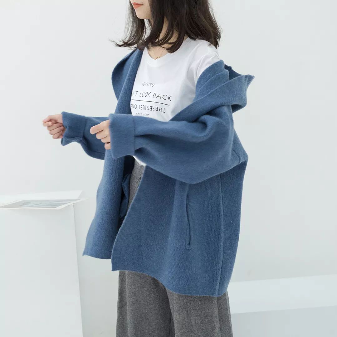 别再穿黑色了，这个颜色今年超流行，百搭时髦还显白显气质