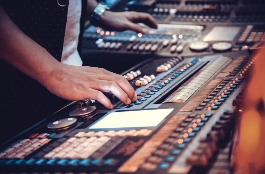 上海欢乐谷嗨翻了!50万㎡华灯齐放、圣诞市集、狂欢盛典,还能与偶像零距离接触……