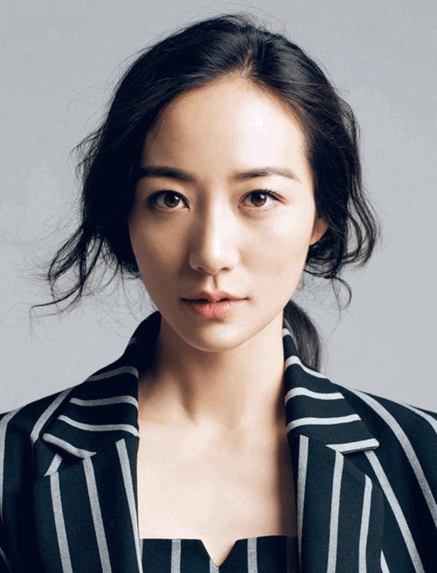 被讽花瓶18年，如今凭实力爆红，热搜欠她两个第一