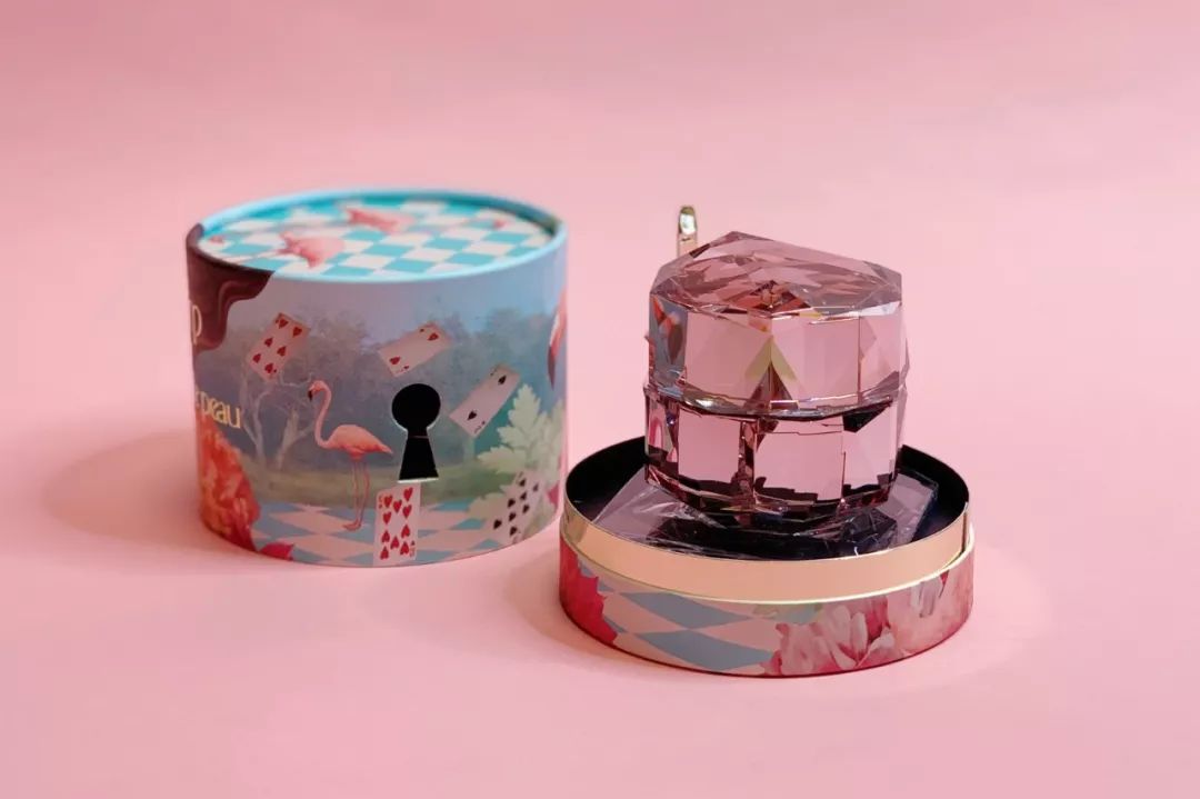 恃美行凶在线抢钱｜CPB圣诞限量系列美得不！合！法！