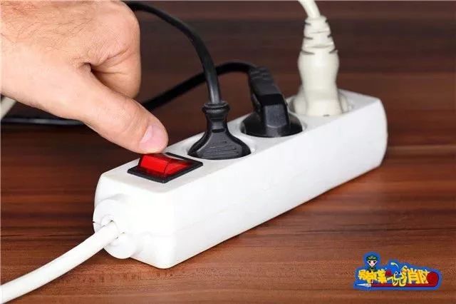 近期使用取暖器的你注意了！独居老人睡前插上它，没想到凌晨起火！