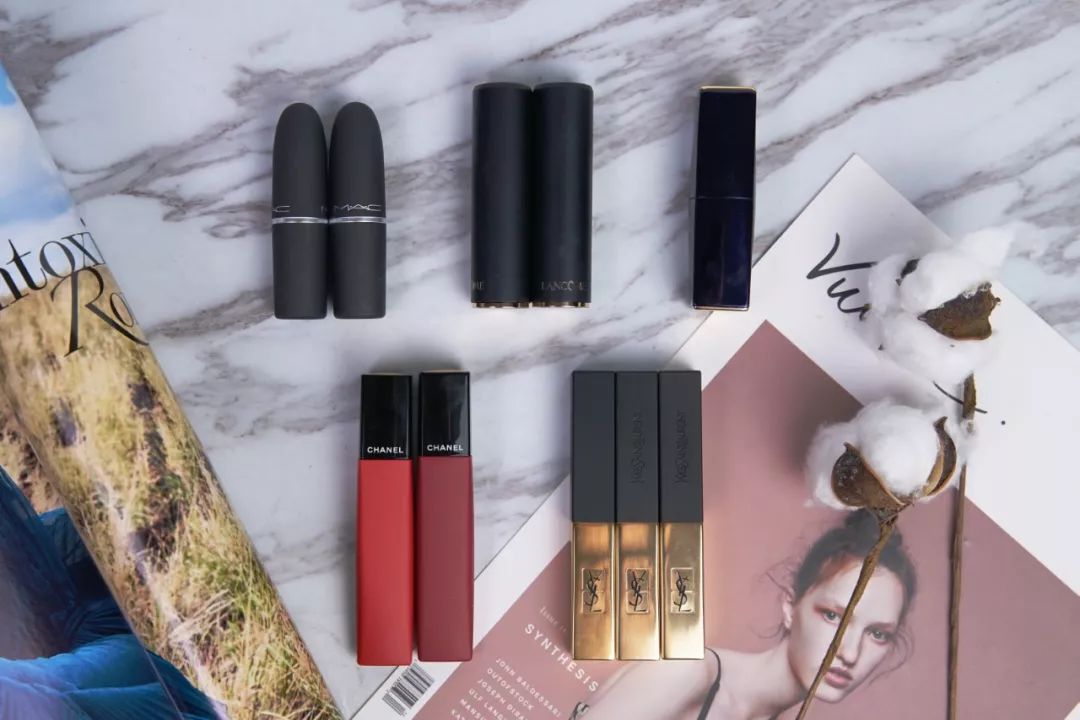 好想尝尝你的口红的味道,不停的舔口红