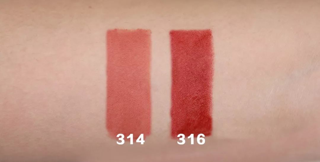 好想尝尝你的口红的味道,不停的舔口红