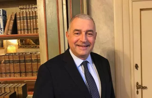 代购的冬天来了，新电商法即将实施；加拿大鹅内地首家店暂缓开业logo被遮；刘雯跌出全球收入最高前十名模