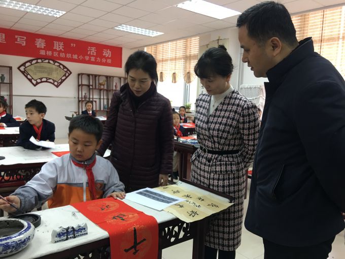 “陕西省第二届中小学生书法大赛获奖作品校园巡展”暨“陕西青年书法讲堂”进校园公益活动拉开帷幕