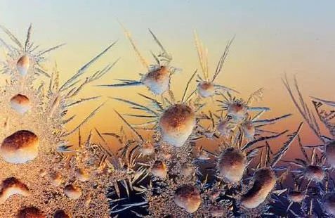 冬天窗户流水怎么处理最好,窗户上结水怎么解决