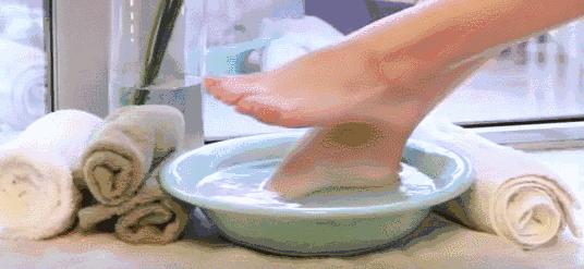 冬天泡脚脚痒脚肿了,手脚冰凉怕冷泡脚只需加一果皮