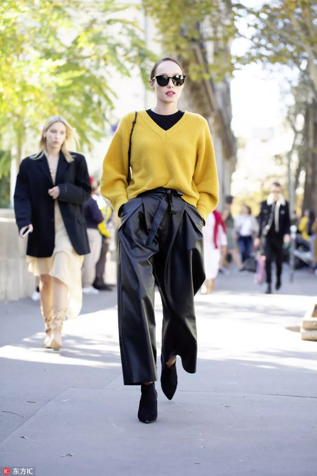 v领毛衣显脖子长吗,v领毛衣和圆领毛衣哪个显脸小