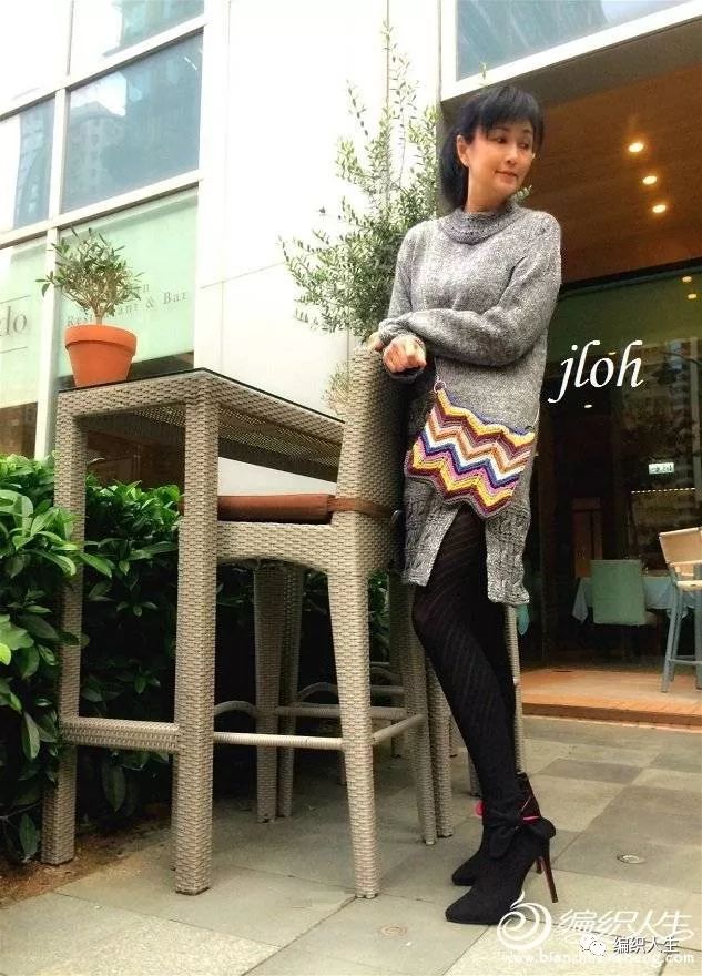 开叉直筒塌肩连衣裙+棒针小炫包，自己编织穿起来最大牌！