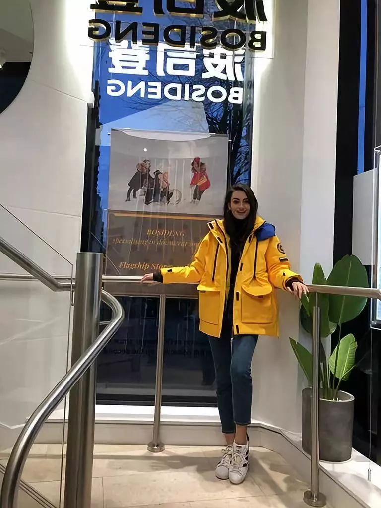 伦敦没羽绒服么？为啥龙妈小雀斑穿波司登？