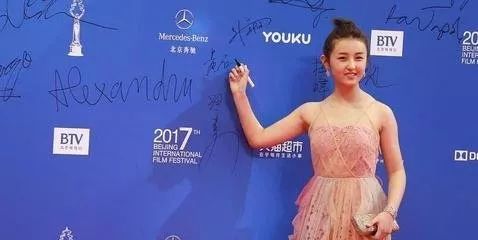 年会没有晚礼服怎么穿,出席年会如何穿着更受欢迎