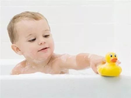 一岁宝宝用成人护肤品的危害,孩子护肤品慎用小心伤害宝宝健康