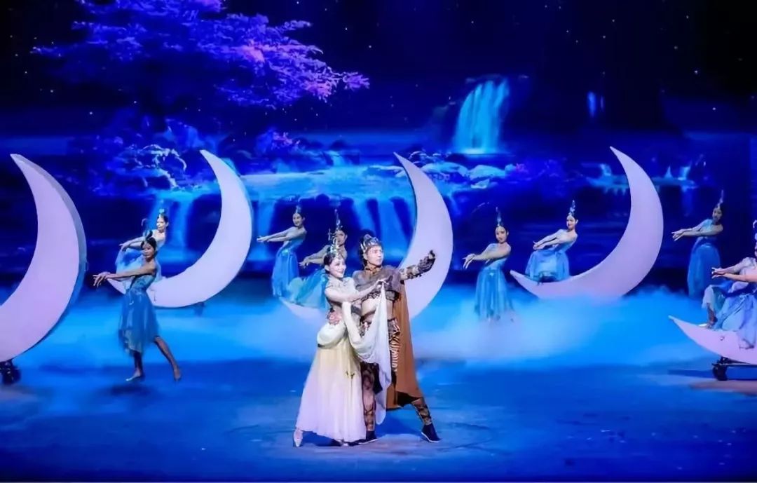 看明月千古情，明月山假日度假酒店免费住！