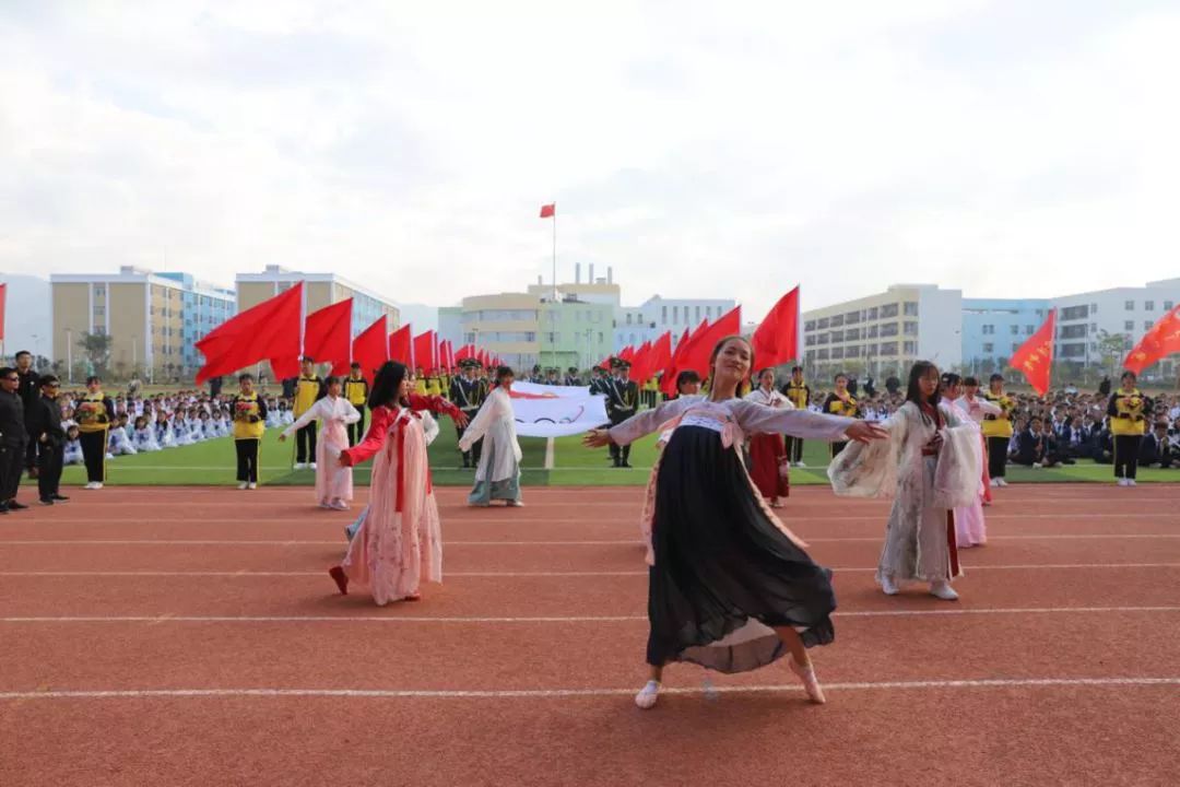 蒙自这里汇聚上千人，放飞上百只鸽子，是发生了什么大事……
