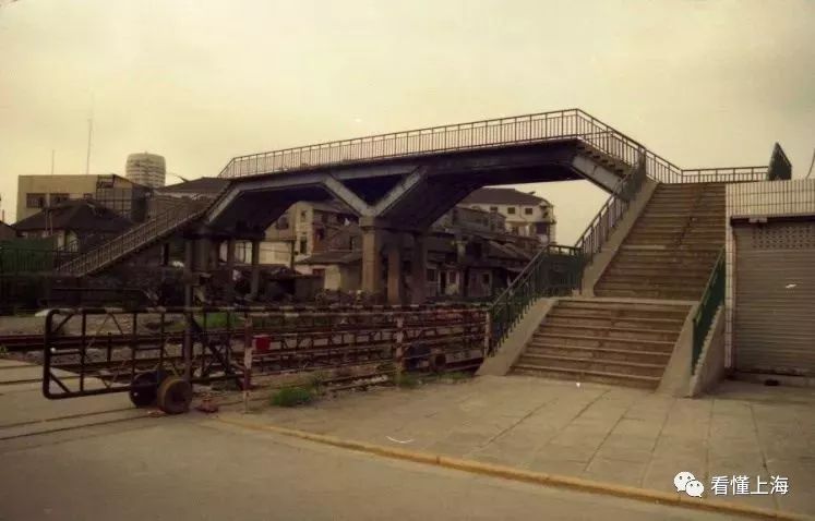 马路道口菱形标志,马路道口鬼探头