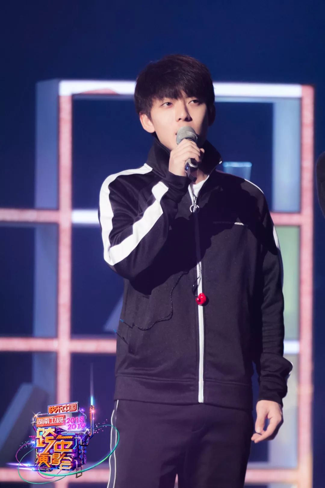 华晨宇我想和你唱出场让韩红羡慕,华晨宇20年跨年演唱会奔跑视频