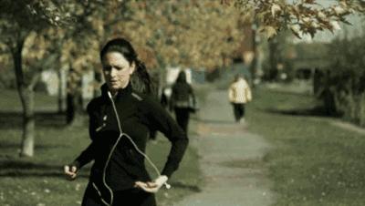 这耳机太方便了，洗澡防水，不碰手机一键切歌接电话，行车更安全!