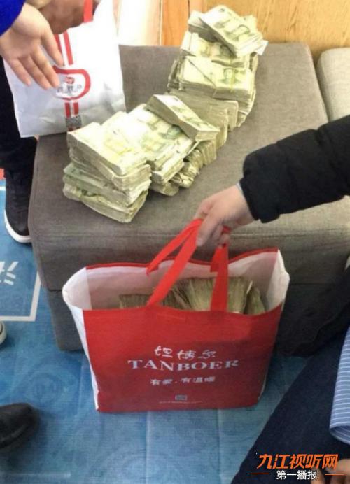 「12早安！九江」代购注意啦，《电商法》实施；商业奇才！摆摊卖雪人；一桌一元现钞买电视