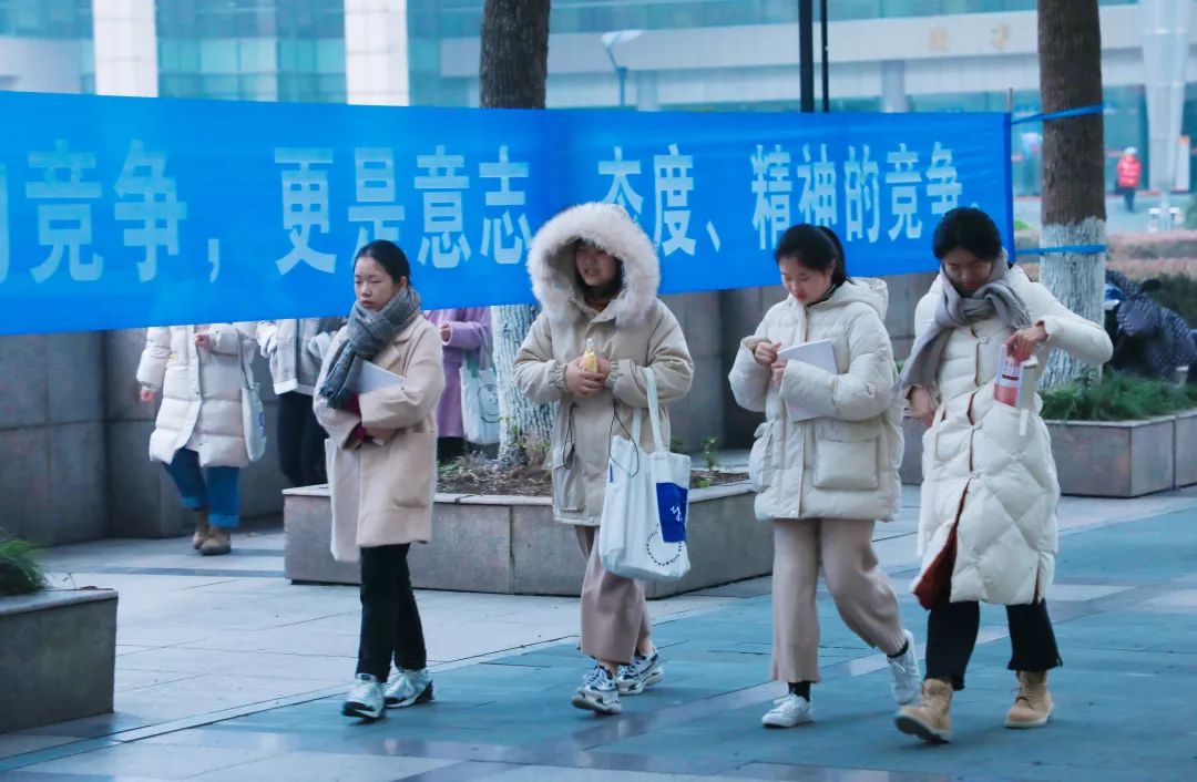 你看！别的同学开考啦