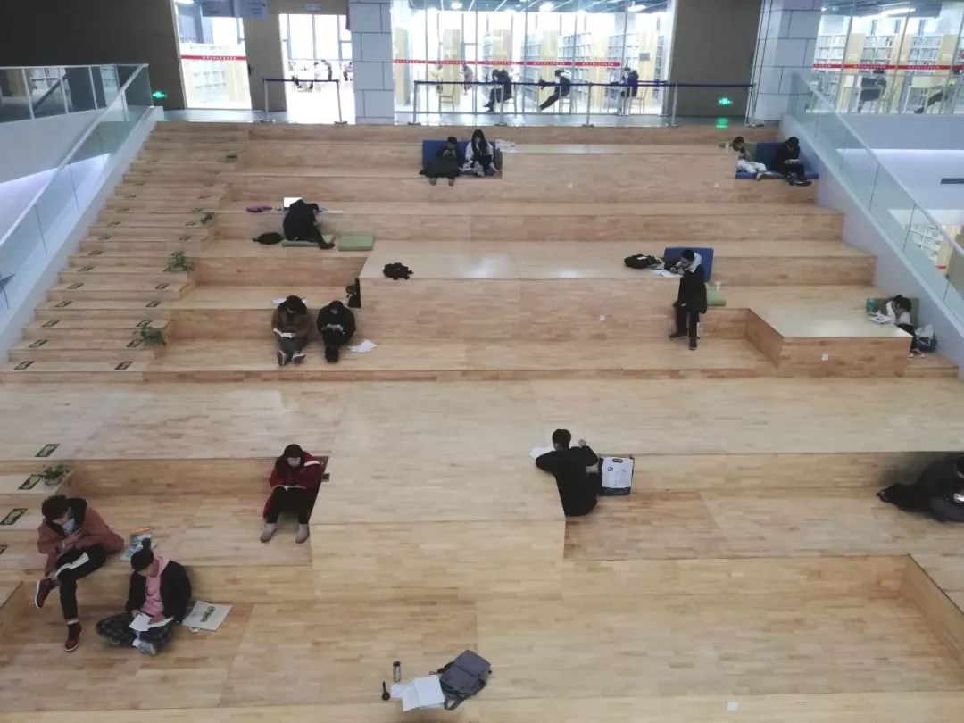 你看！别的同学开考啦