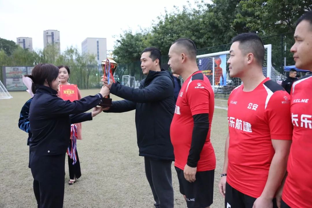 警界雄鹰绿茵翱翔，铁血男儿赛场争霸！