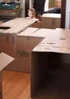 幼儿园教室立体大纸箱创意,用纸箱做教室可以让布娃娃住进去