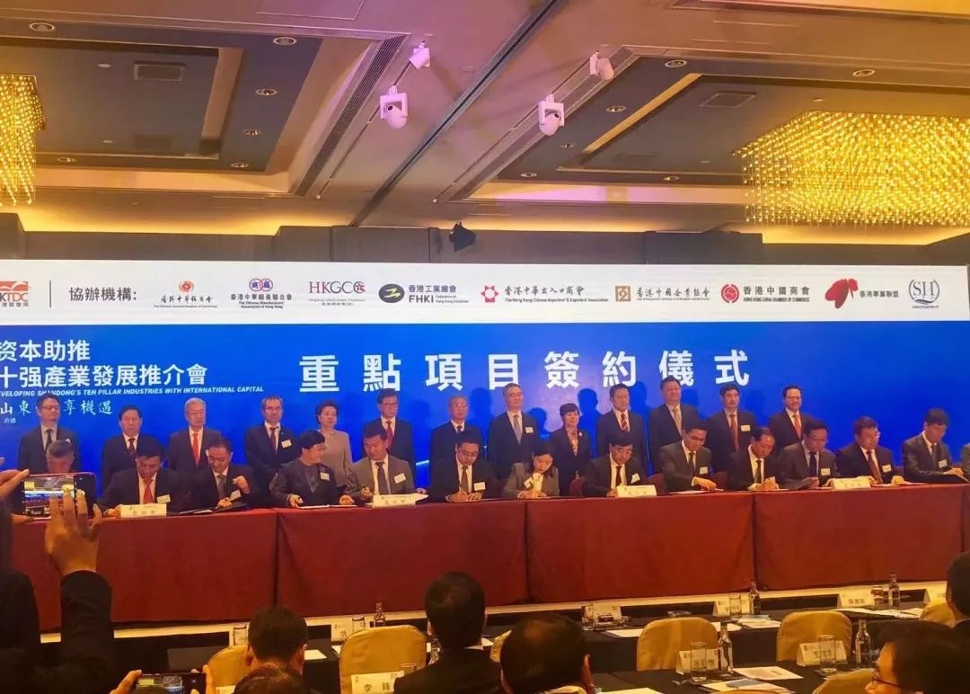 她暗示让我跟她表白,她很主动的跟我表白