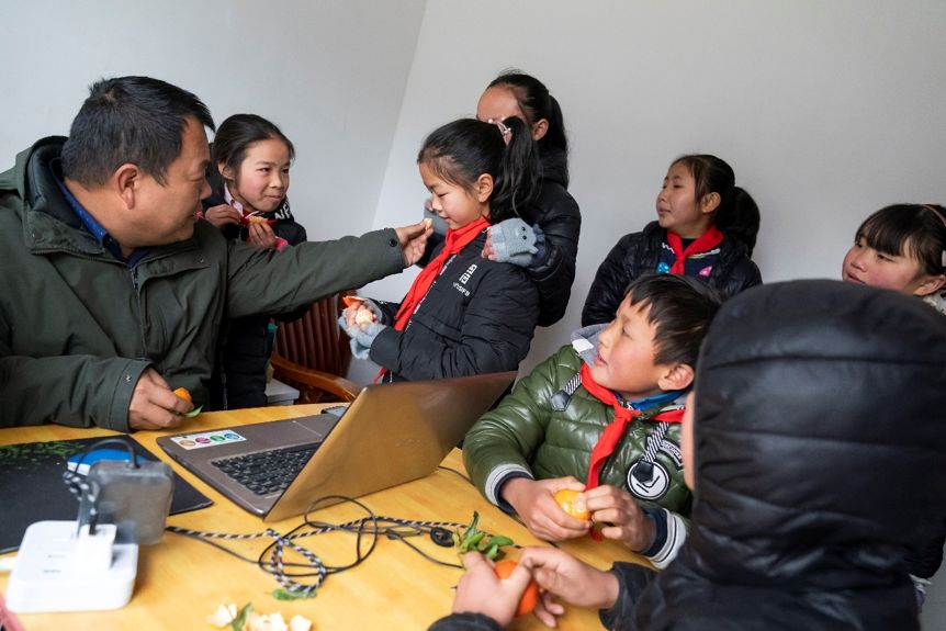 一个诗人和他的留守儿童足球队