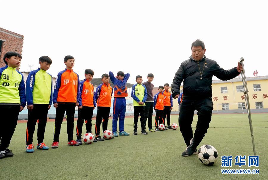 瘸腿的体育老师,瘸腿足球教练