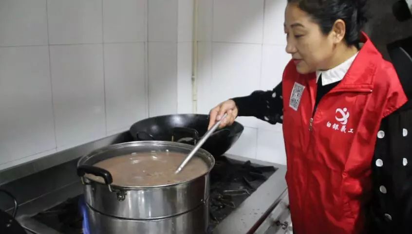 昨天，兰州大街小巷都飘散着腊八粥味道，传递着一份份爱心……