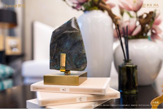 在约6.9米高负一层内，赋空间予性格