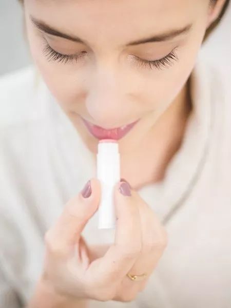 唇干唇裂涂唇膏会去死皮吗,唇裂唇干起皮修复唇膏儿童