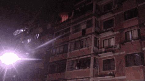 火场救出5人,火场逃生弯腰迅速从安全通道逃离