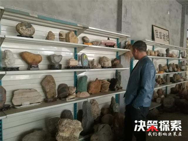 根雕匠人一双巧手化腐朽为神奇,根雕手艺人变废为宝