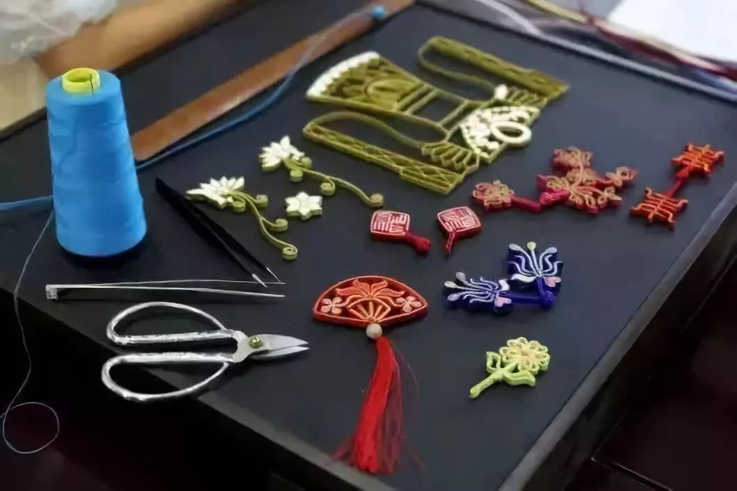 上海滩市中心，竟然藏着一条有洋房故居有老字号有咖啡店有酒吧的网红老马路