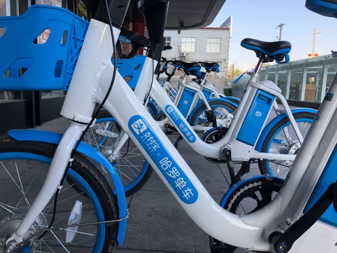 戴头盔小黄鸭电动玩具,戴头盔的摩托车玩具