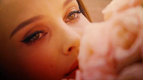 那些写香评的人文采有多好?让你隔屏闻到香水味儿丨夜听双语