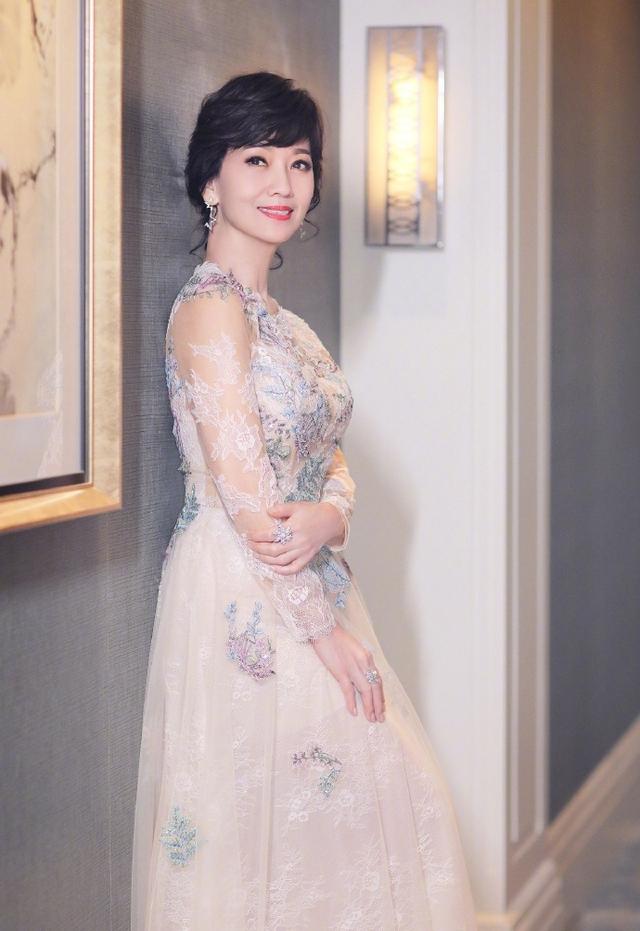 65岁赵雅芝白衬衫彩虹裙不老女神,赵雅芝63岁依然优雅长裙浪漫唯美