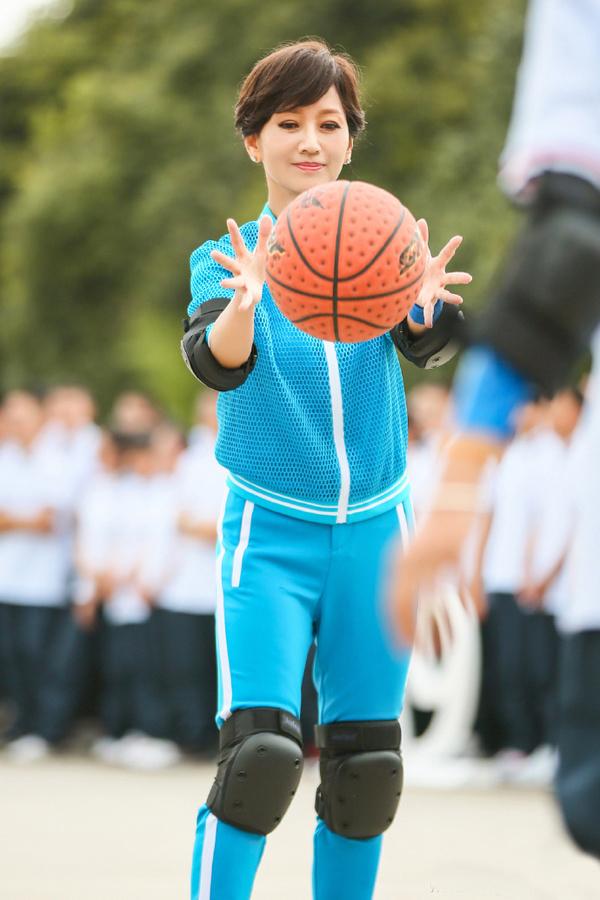 65岁赵雅芝白衬衫彩虹裙不老女神,赵雅芝63岁依然优雅长裙浪漫唯美