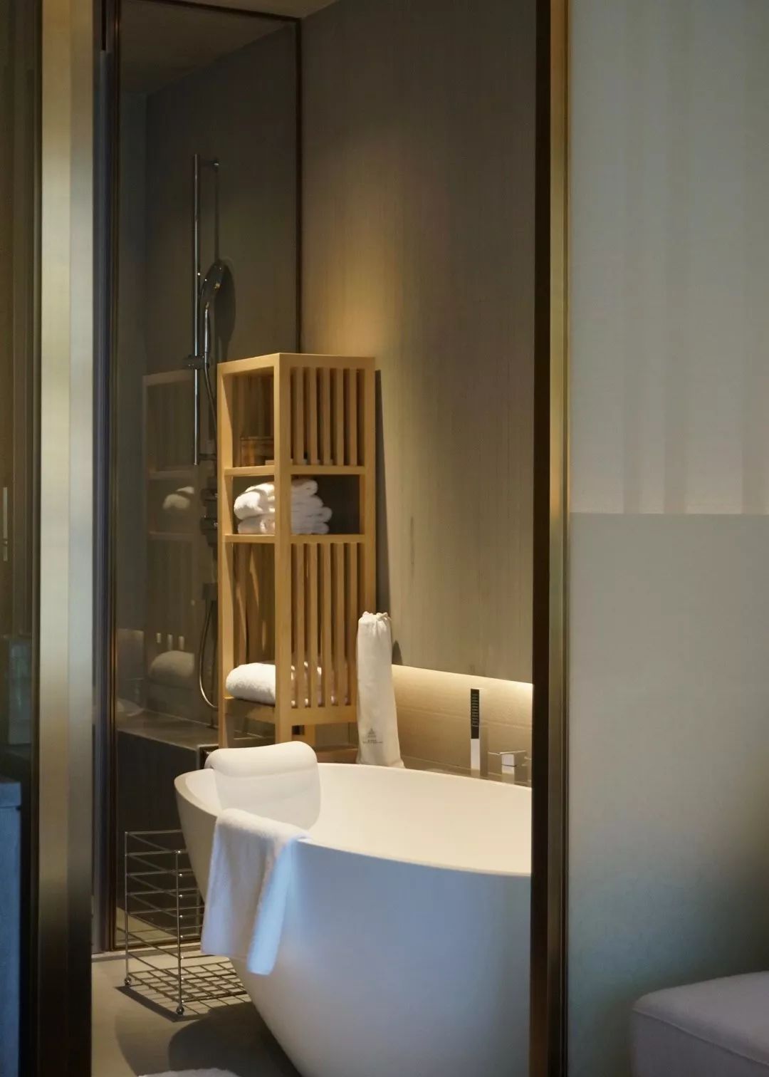 文艺渔村中的海上浮城，希尔顿旗下这家设计感满分的小鲜肉酒店，颜值爆炸！