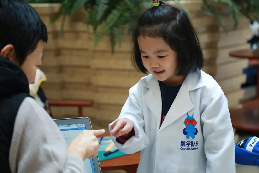 磁铁指南针是磁场产生的,磁场感应磁铁