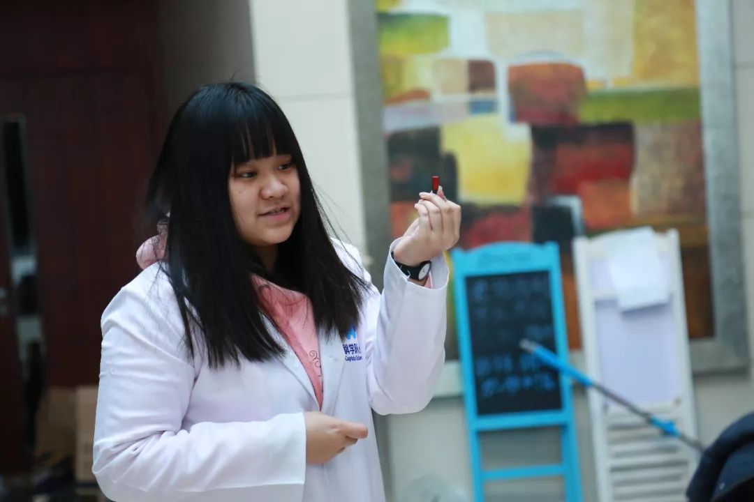 磁铁指南针是磁场产生的,磁场感应磁铁