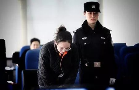 蓝精灵女主播判刑,女网红贩卖蓝色药水