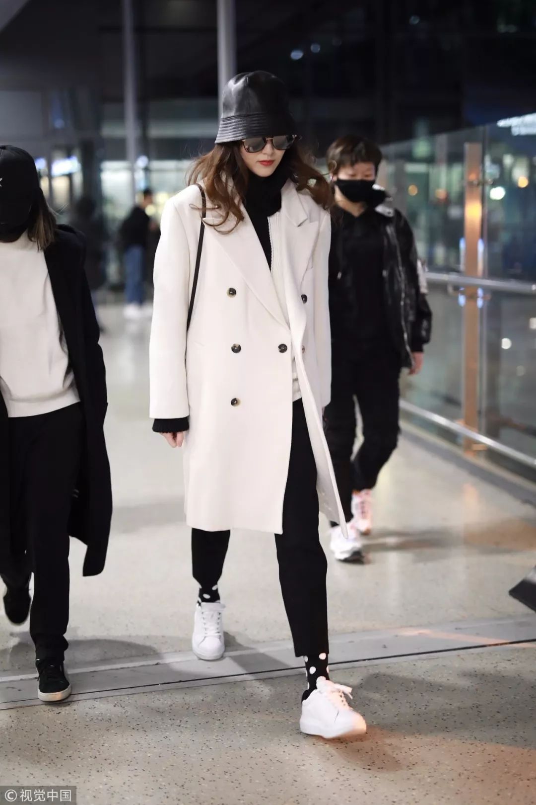 女明星回家过年的场面,明星回家过年怎么穿