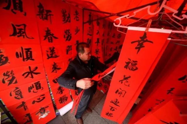 贴春联最简单的辨别方式,贴春联左右的正确方法口诀