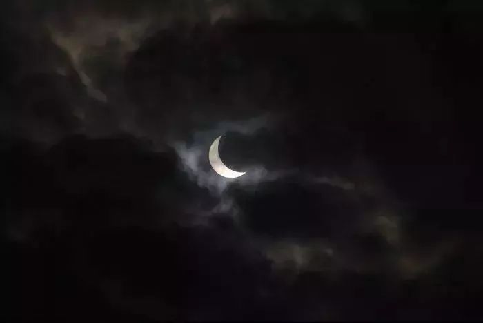 古人避开一切和黑暗有关的字眼，只用光与月为元宵命名