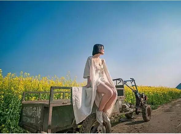 拍照油菜花技术技巧,手机拍摄油菜花人像摄影方法